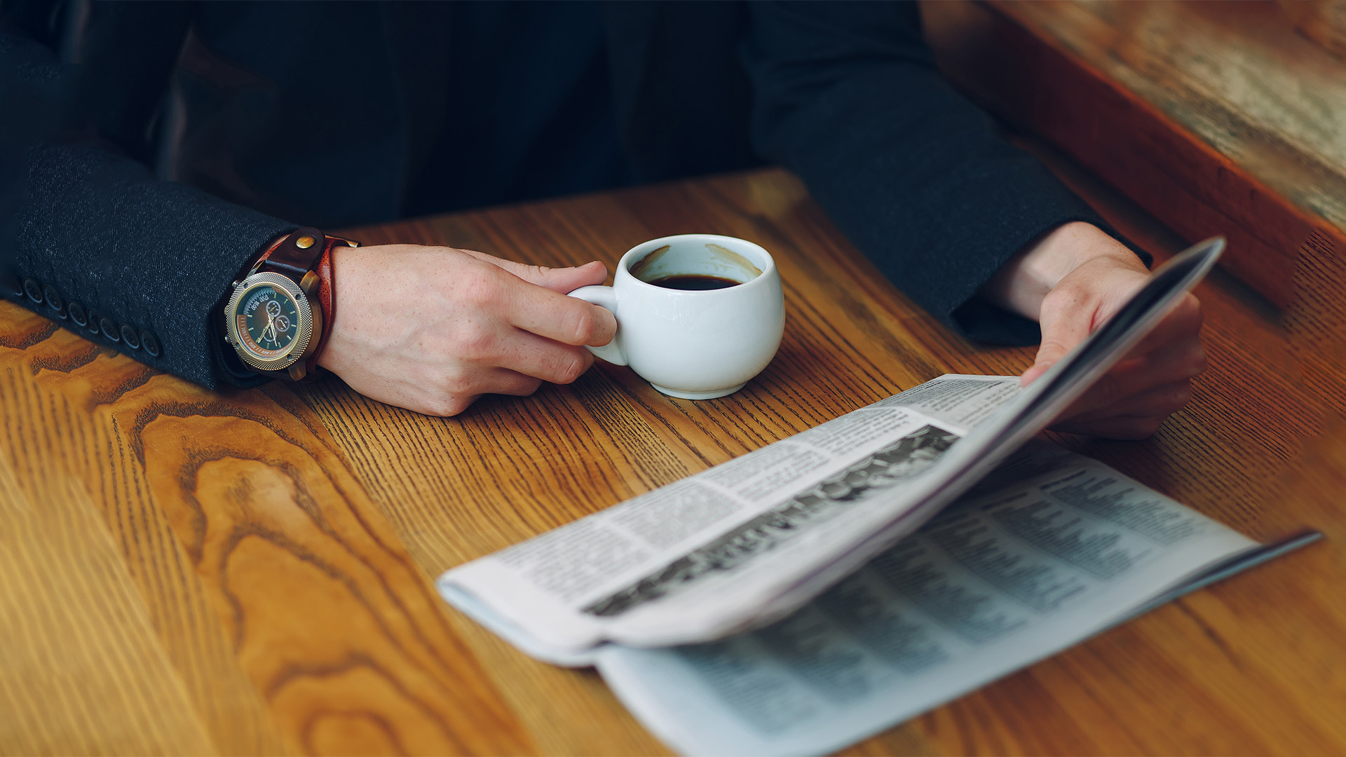 Mann trinkt Espresso und liest Zeitung Mann trinkt Espresso und liest Zeitung