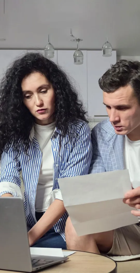 Paar am Laptop plant Finanzen.