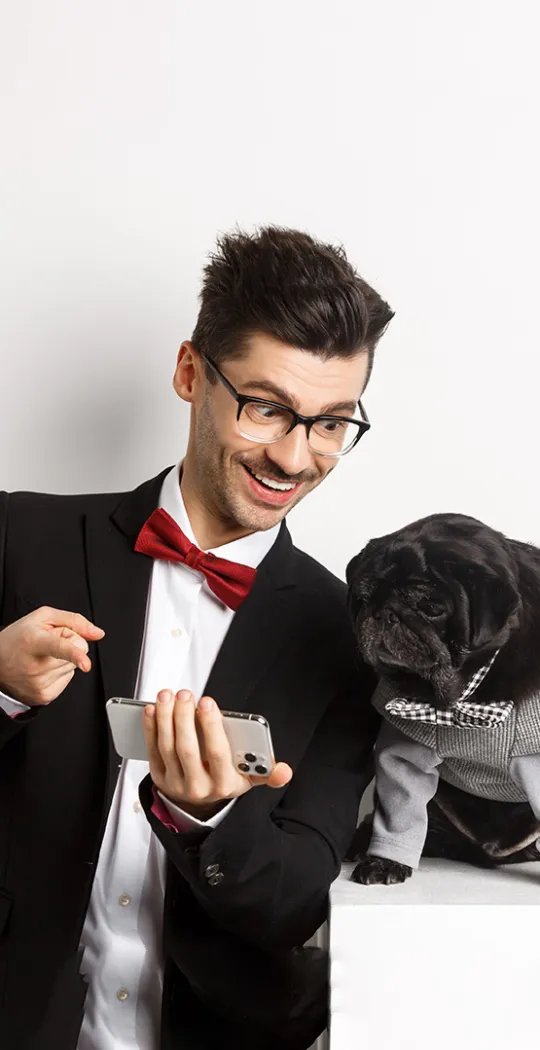 Glücklicher Mann mit einem Hund.