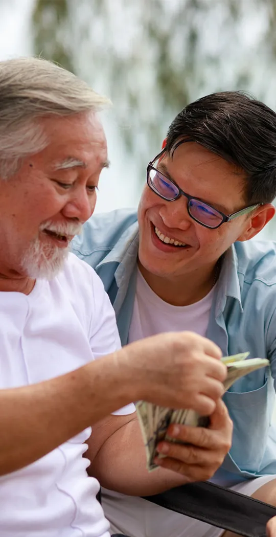 Vater und Sohn verbringen gemeinsam Zeit miteinander.
