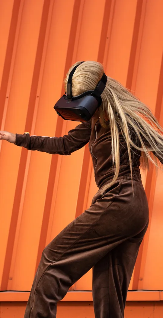 Junge Frau mit VR-Brille.