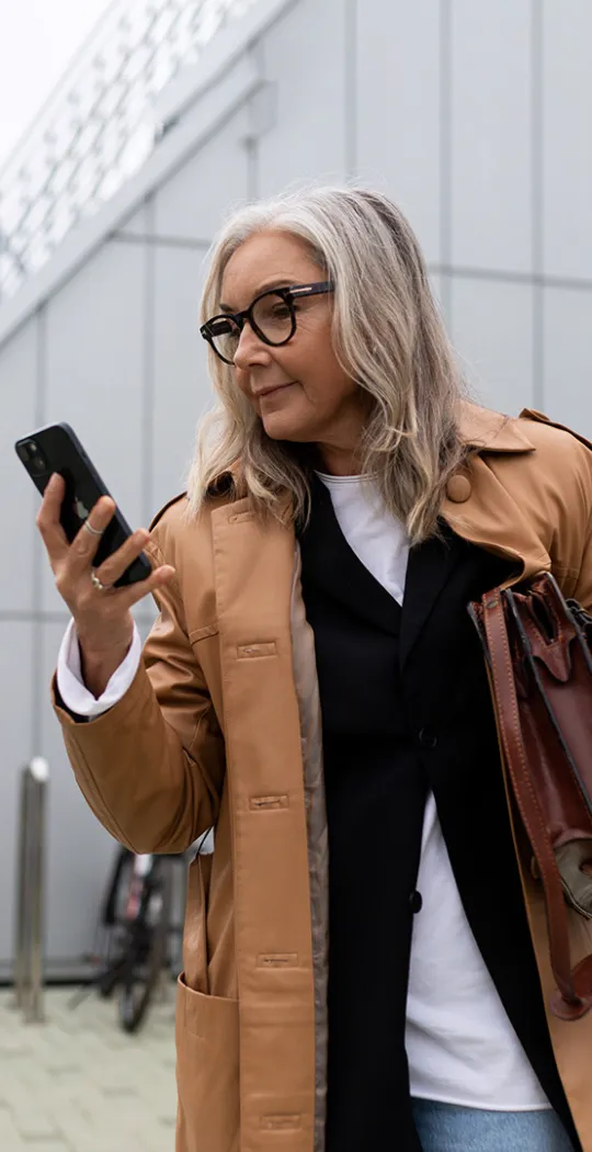 Geschäftsfrau am Smartphone.