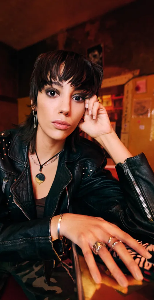 Frau mit Smartphone an Theke.