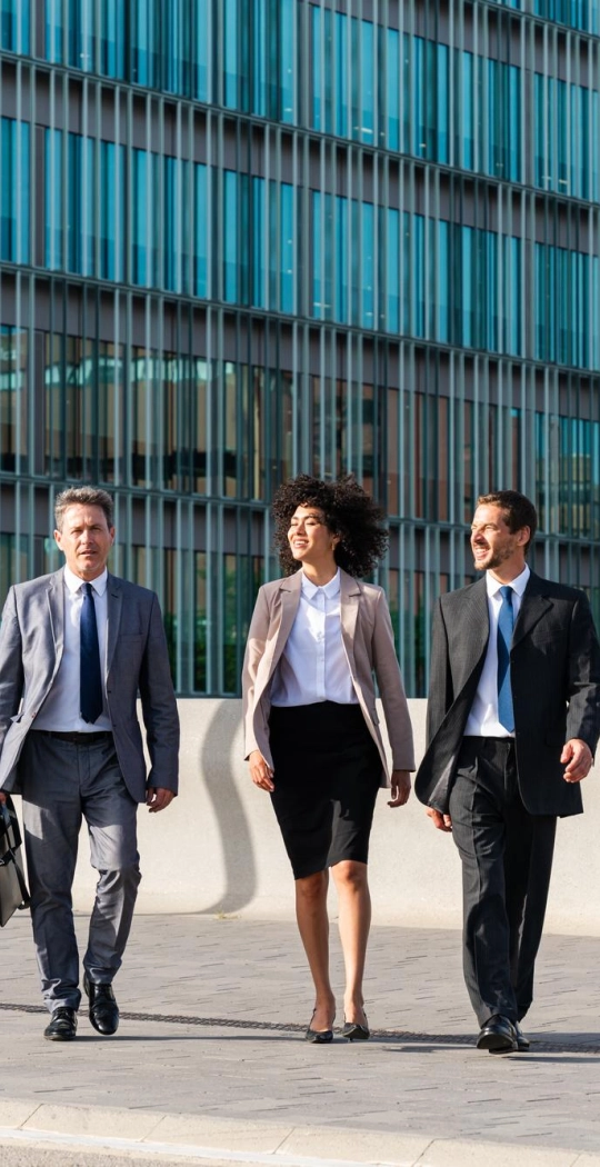 Business-Leute laufen vor einem Bürogebäude